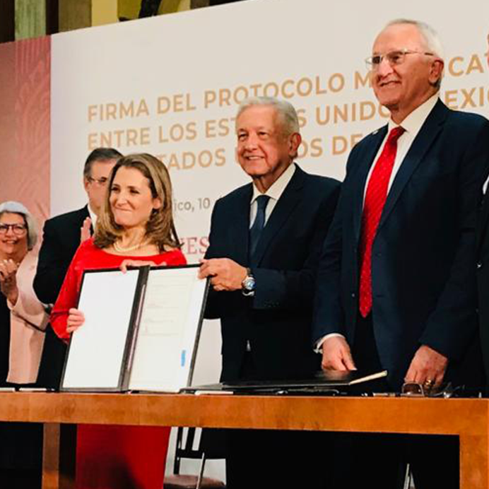 Chrystia Freeland, accompagnée de représentants des États-Unis et du Mexique, tient l’ACEUM signé